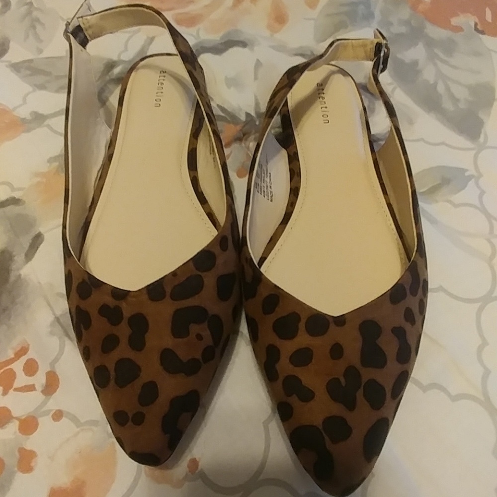 Attention animal print flats